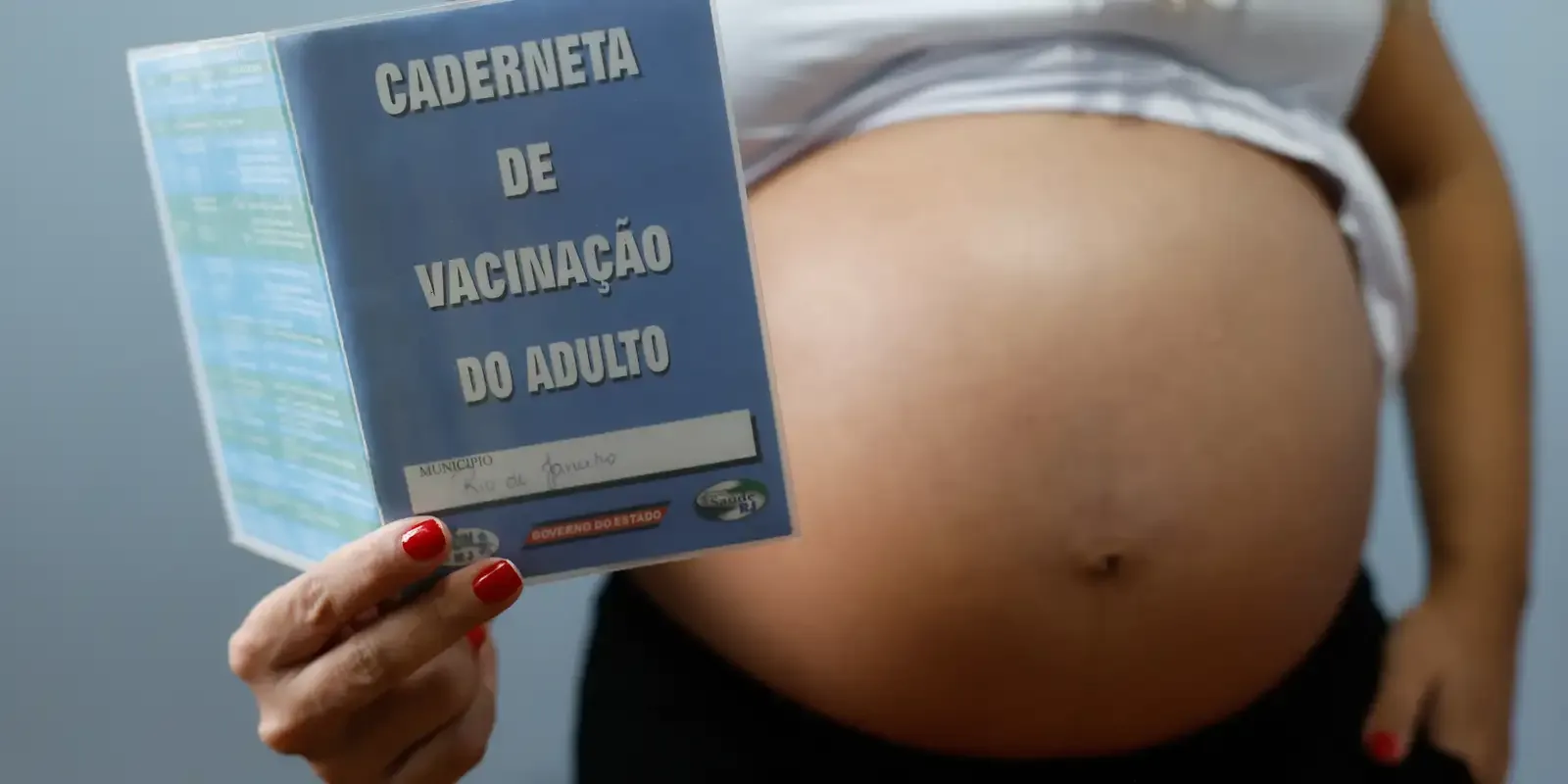 Resistência às vacinas contra gripe e covid coloca gestantes em risco, aponta Agência Brasil