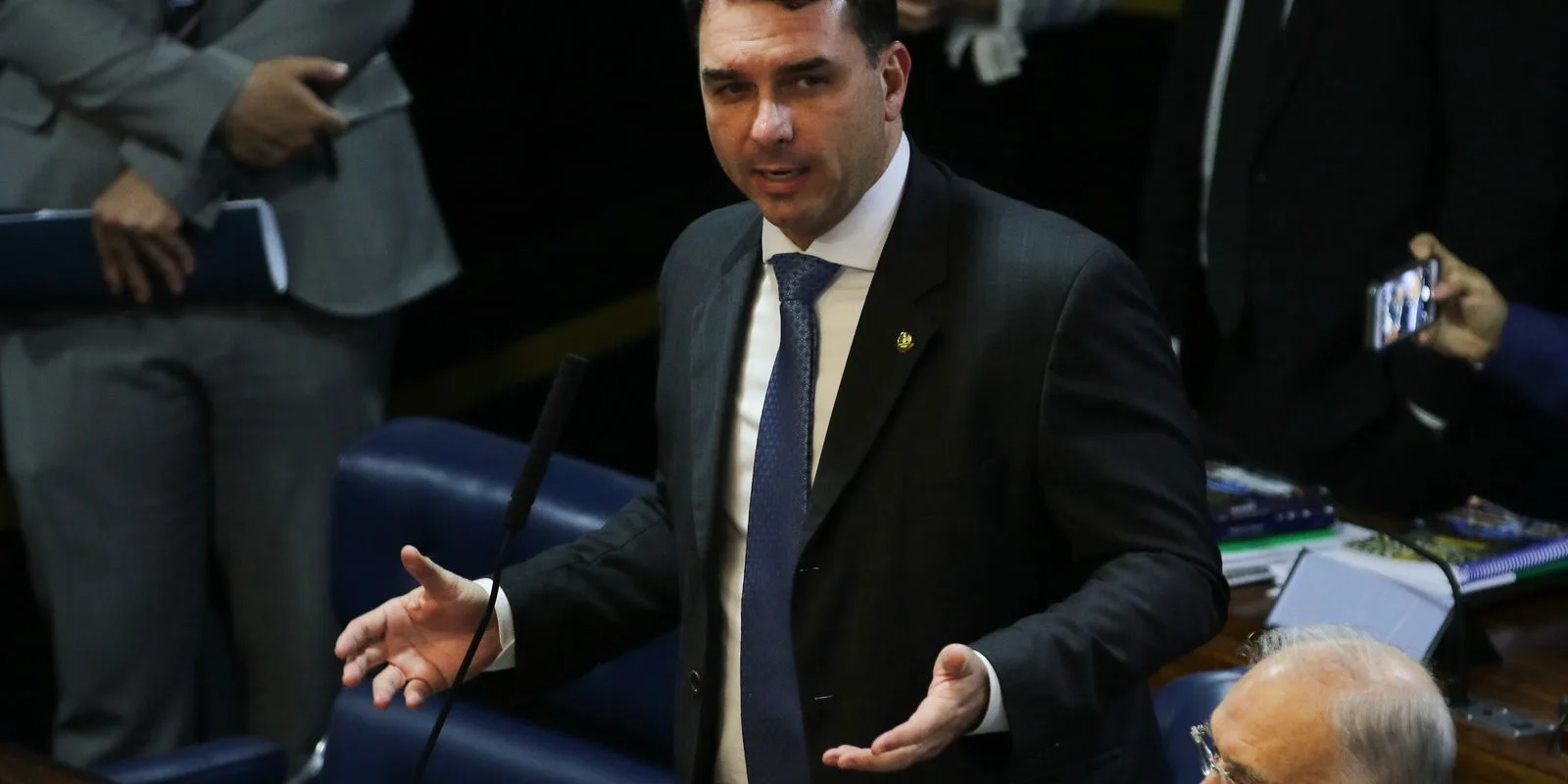 Defesa de Flávio Bolsonaro tentou transferir caso Dark Horse para Mendonça no STF