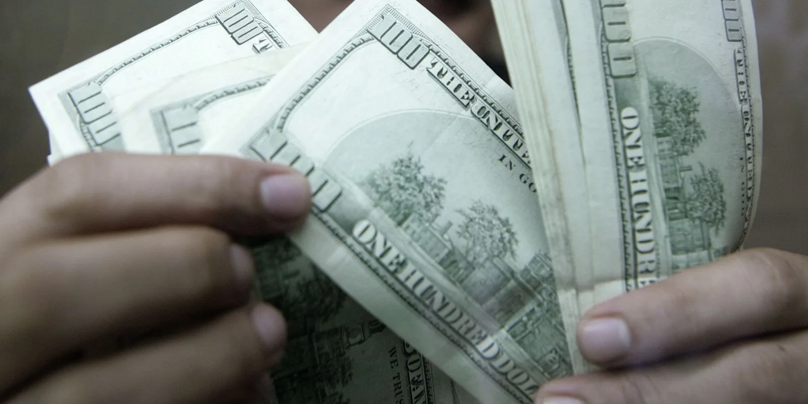 Dólar aproxima-se de R$ 5,17 com notícias do exterior e eleições