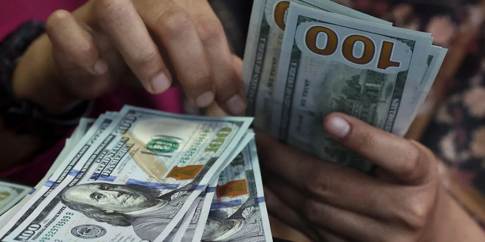 Dólar sobe para R$ 5,22 e atinge maior nível desde março; Ibovespa recua pela quarta sessão