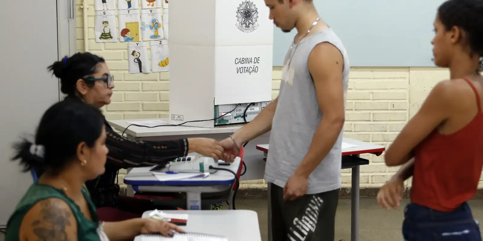 Caminhos da Reportagem: importância do voto para jovens e idosos