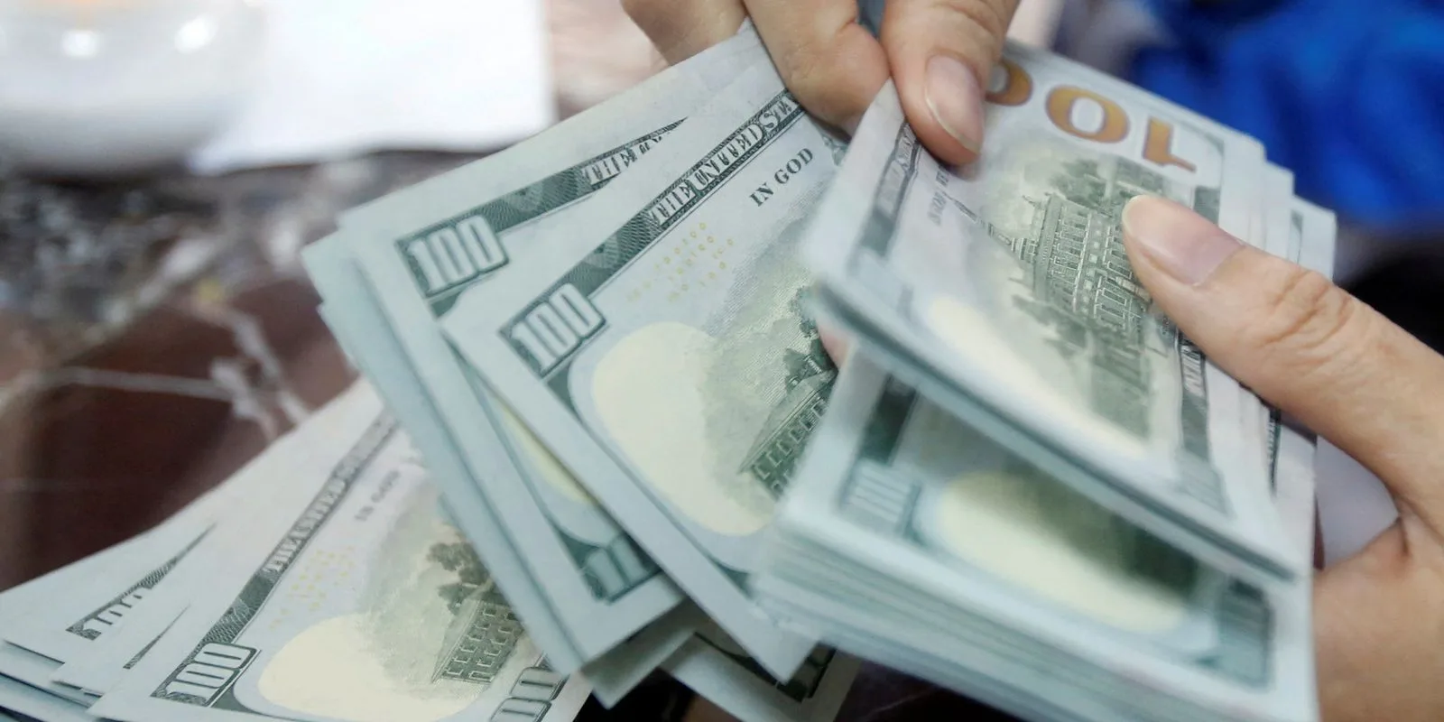 Dólar sobe e fecha próximo a R$ 5,15 com aversão a risco e pressão de petróleo